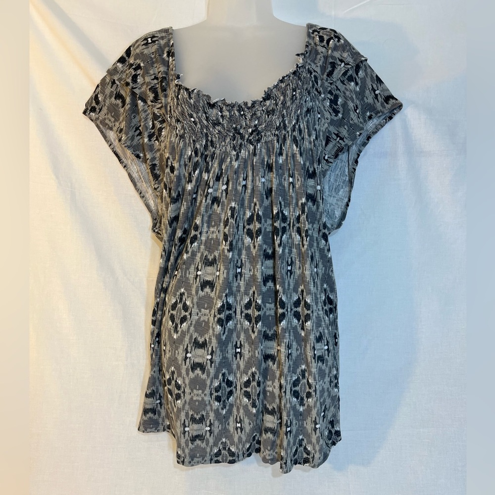 Sleeveless blouse w/textured neckline. Size 3x. EUC. Perfect for layering.
